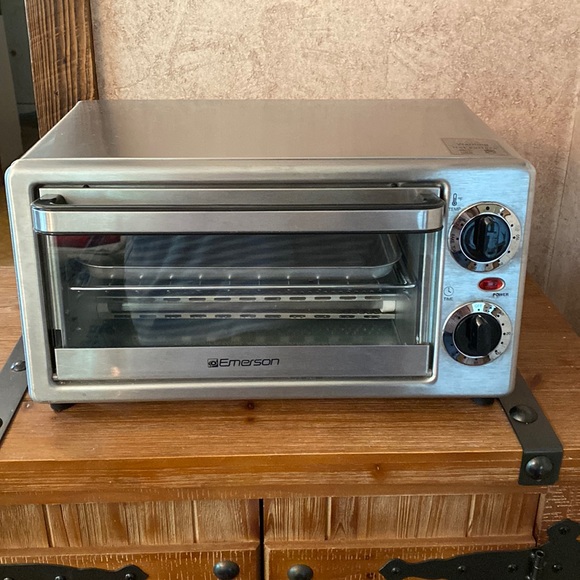 Emerson Other - EUC Emerson .035 Cubic Ft. 4- Slice Toaster Oven